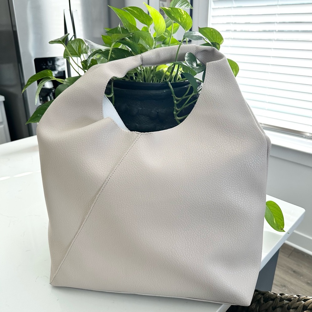NWOT. Banana Republic Elegant Cream Tote Bag